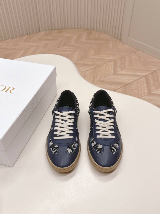 出 情侣款 迪奥 Dior 2025最新休闲板鞋，穿上它走路都带风这双板鞋简直是时尚界的骑士穿上它，感觉自己瞬间变身街头潮人，走路都带风牛皮拼老花 原版大底 3