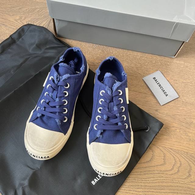 顶级Balenciaga巴黎世家22夏季新品Paris磨损做旧效果休闲蓝色帆布鞋 8孔绑带鞋面背面浮印尺码鞋头边缘印有Balenciaga品牌标识大盒从里到外一
