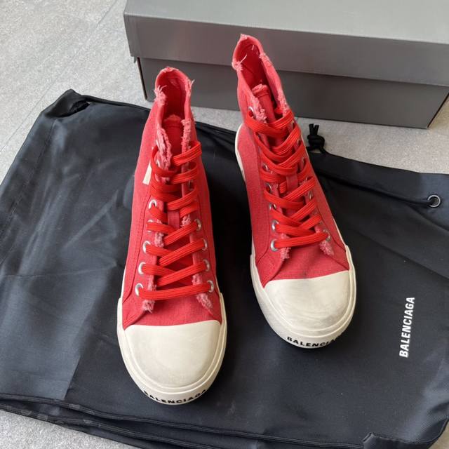 顶级Balenciaga巴黎世家22夏季新品Paris磨损做旧效果休闲高帮红色帆布鞋 8孔绑带鞋面背面浮印尺码鞋头边缘印有Balenciaga品牌标识大盒从里到
