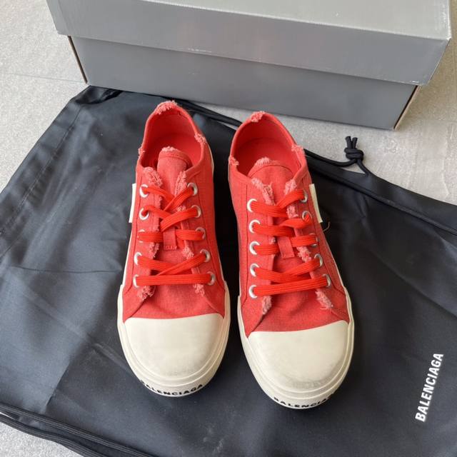 顶级Balenciaga巴黎世家22夏季新品Paris磨损做旧效果休闲红色帆布鞋 8孔绑带鞋面背面浮印尺码鞋头边缘印有Balenciaga品牌标识大盒从里到外一
