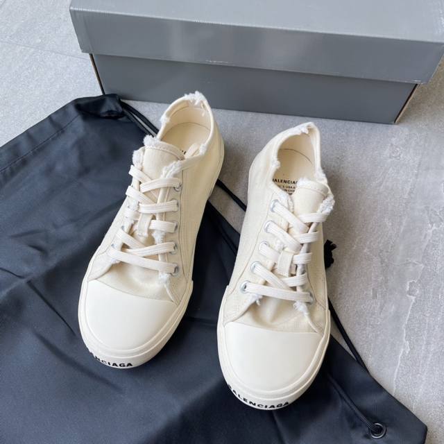 顶级Balenciaga巴黎世家22夏季新品Paris磨损做旧效果休闲米白帆布鞋 8孔绑带鞋面背面浮印尺码鞋头边缘印有Balenciaga品牌标识大盒从里到外一