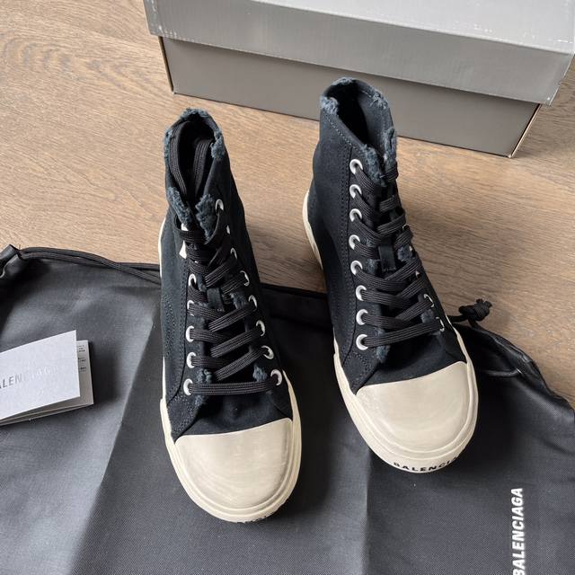 顶级Balenciaga巴黎世家22夏季新品Paris磨损做旧效果休闲高帮黑色帆布鞋 8孔绑带鞋面背面浮印尺码鞋头边缘印有Balenciaga品牌标识大盒从里到