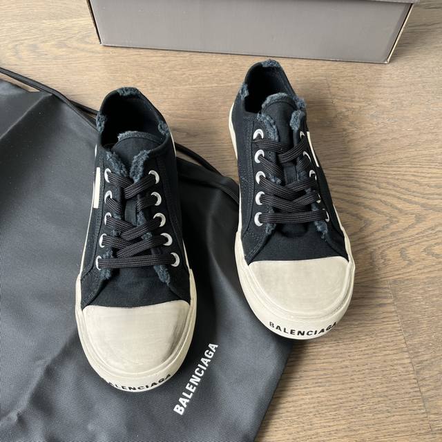 顶级Balenciaga巴黎世家22夏季新品Paris磨损做旧效果休闲黑色帆布鞋 8孔绑带鞋面背面浮印尺码鞋头边缘印有Balenciaga品牌标识大盒从里到外一