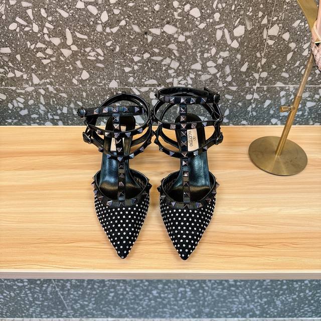 Valentin*新款Rockstud仿水晶装饰网格高跟凉鞋， 铆钉+水晶网格 让人眼前一亮♀♀♀简直就是甜美酷酷的完美适配 鞋面：仿水晶网格 内里：羊皮 大底