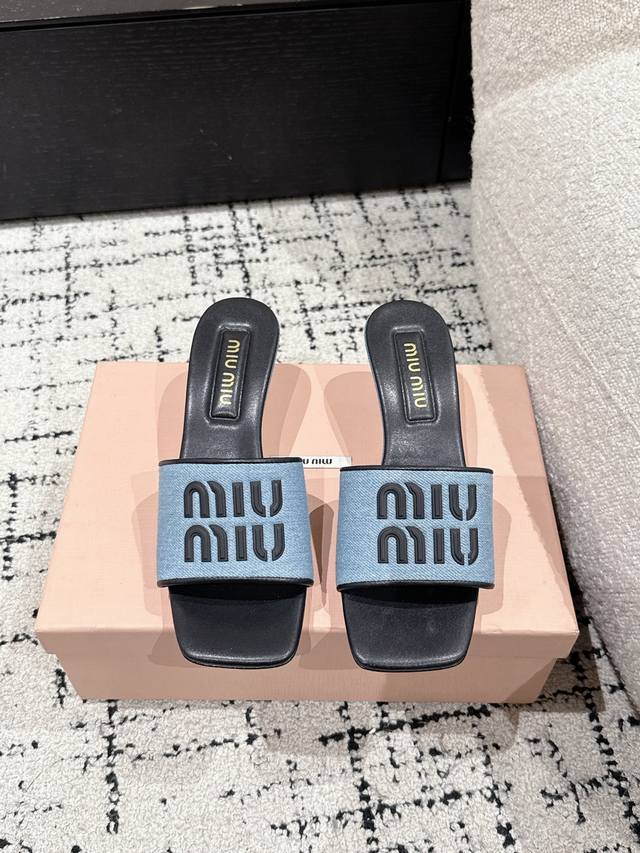 Miu Miu 25Ss 最新夏季 平底 牛仔布 羊皮 拖鞋 今年夏天为你们多准备几双必备拖鞋，老顾客都反应对这款需求很大！ 专门订制的一批为Miumiu后续新