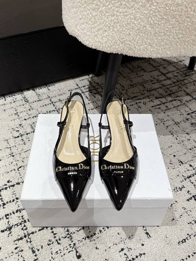凉鞋 单鞋 Dior 25 迪奧 春夏新品钢印字母Logo单鞋 凉鞋系列 延续D家永恒经典！这款鞋低调不失华丽 性感又不显张扬 鞋型是大家都爱的秀气款 非常非常