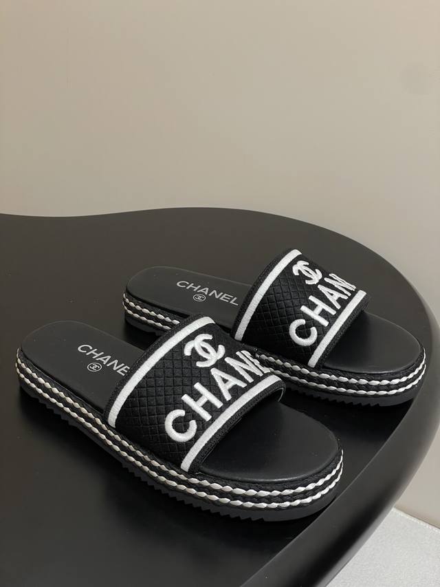 Chanel小香编织面双C字母一字蜜儿凉拖鞋 慵懒舒适而不失品味的穿着是多么重要，真的爱不释手 上脚巨显腿长 灰常滴高级 整个人看起来就很贵！ 鞋面：电绣面 内