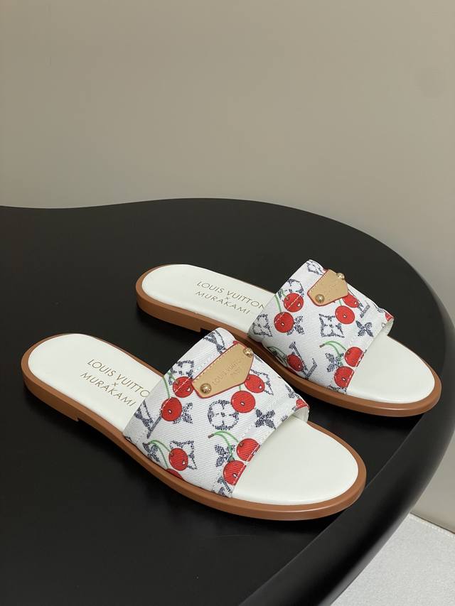 25Ss春夏新款 Louis Vuitton 路易威登 × 村上隆第三篇章樱桃系列 Lv X Tm Lily 凉拖鞋经典老花元素搭配樱桃平底拖鞋 本款 Lily