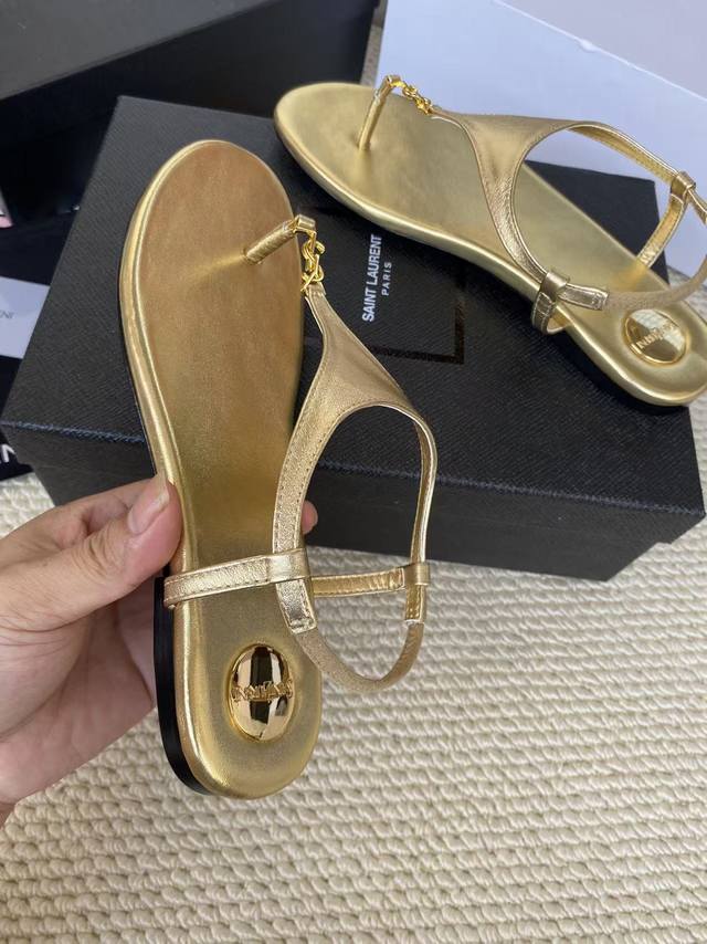 圣罗兰 :金色牛皮 橡胶底 真皮底 码数35-44 42.43.44定做不退换 面料：头层牛皮 羊皮里 这款便鞋风格优雅，穿搭轻松，洋溢清新朝气，灵活演绎百变造