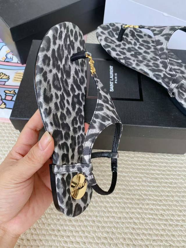 圣罗兰 :白色豹纹牛皮 橡胶底 真皮底 码数35-44 42.43.44定做不退换 面料：头层牛皮 羊皮里 这款便鞋风格优雅，穿搭轻松，洋溢清新朝气，灵活演绎百
