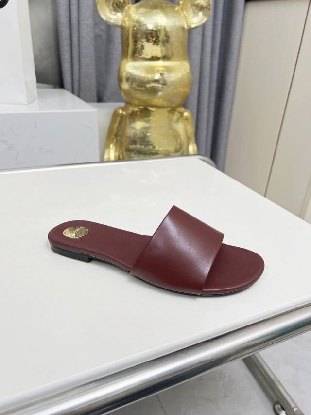 圣罗兰 :酒红色牛皮拖鞋 橡胶底 真皮底 码数35-44 42.43.44定做不退换 面料：头层牛皮 羊皮里 这款便鞋风格优雅，穿搭轻松，洋溢清新朝气，灵活演绎