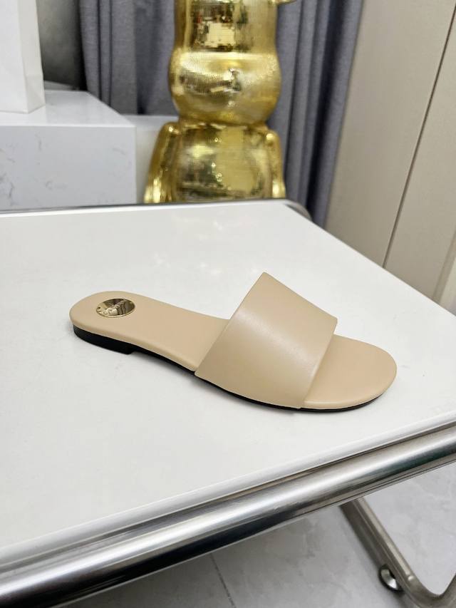 圣罗兰 :杏色牛皮拖鞋 橡胶底 真皮底 码数35-44 42.43.44定做不退换 面料：头层牛皮 羊皮里 这款便鞋风格优雅，穿搭轻松，洋溢清新朝气，灵活演绎百
