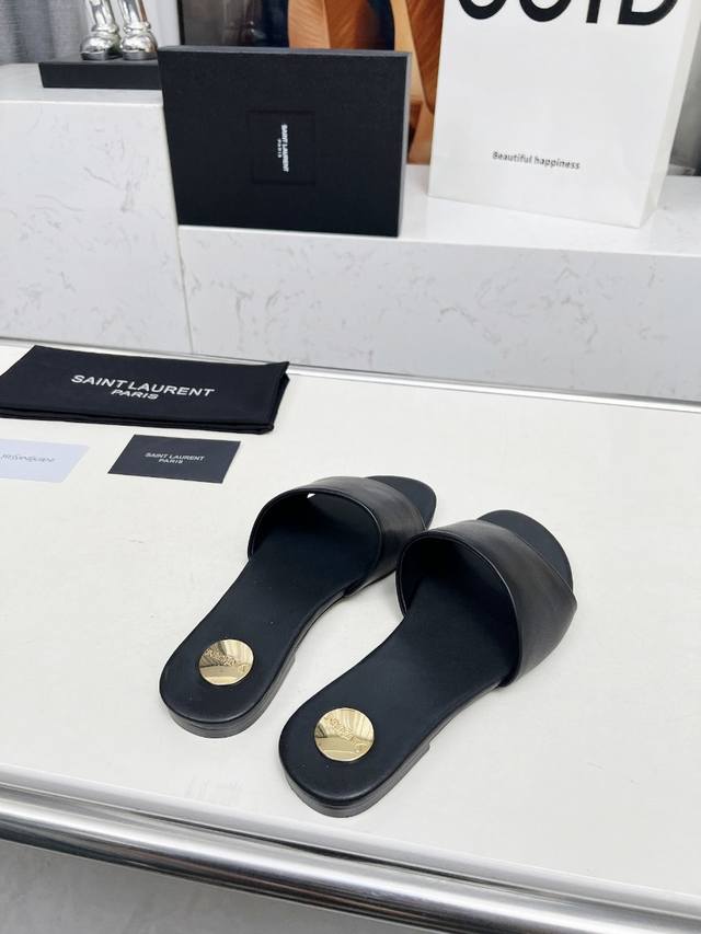 圣罗兰 :黑色牛皮拖鞋 橡胶底 真皮底 码数35-44 42.43.44定做不退换 面料：头层牛皮 羊皮里 这款便鞋风格优雅，穿搭轻松，洋溢清新朝气，灵活演绎百