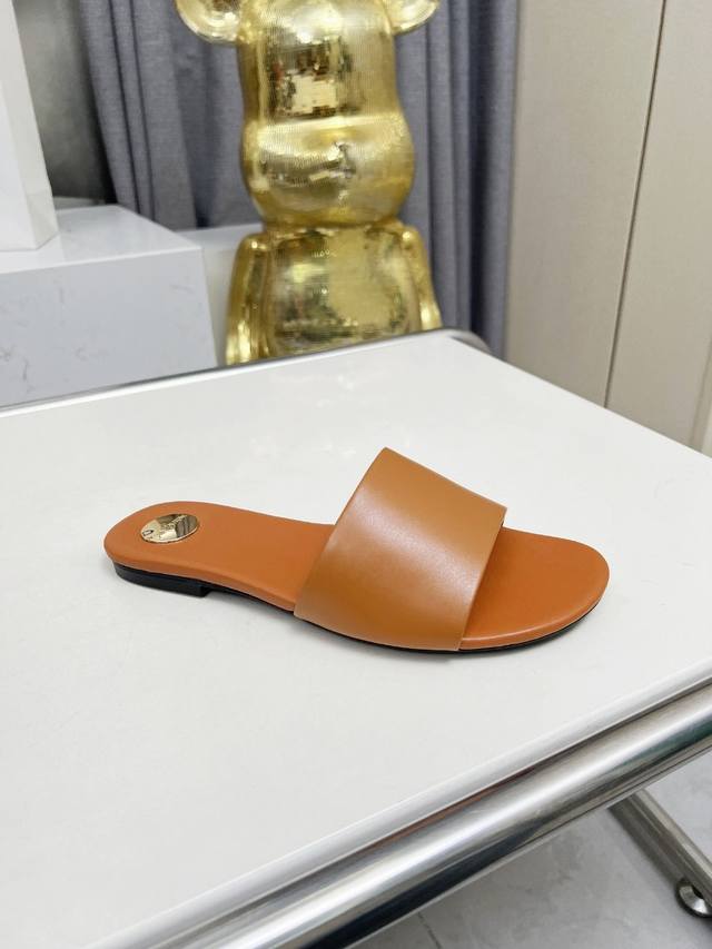 圣罗兰 :浅棕色牛皮拖鞋 橡胶底 真皮底 码数35-44 42.43.44定做不退换 面料：头层牛皮 羊皮里 这款便鞋风格优雅，穿搭轻松，洋溢清新朝气，灵活演绎