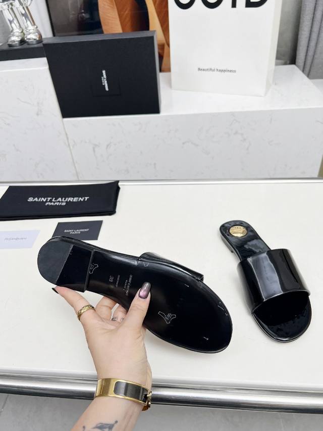 圣罗兰 :黑色漆皮拖鞋 橡胶底 真皮底 码数35-44 42.43.44定做不退换 面料：头层牛皮 羊皮里 这款便鞋风格优雅，穿搭轻松，洋溢清新朝气，灵活演绎百
