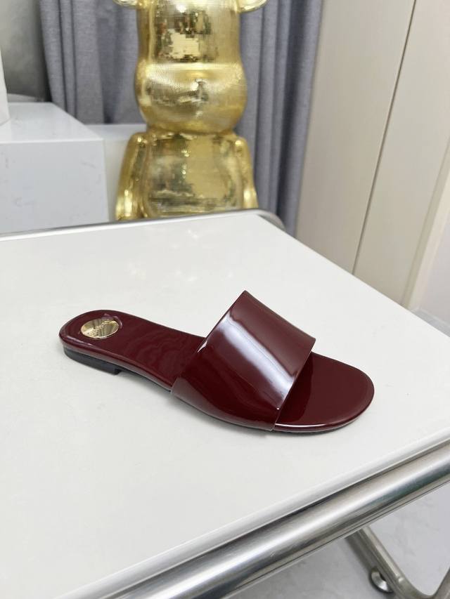 圣罗兰 :酒红色漆皮拖鞋 橡胶底 真皮底 码数35-44 42.43.44定做不退换 面料：头层牛皮 羊皮里 这款便鞋风格优雅，穿搭轻松，洋溢清新朝气，灵活演绎
