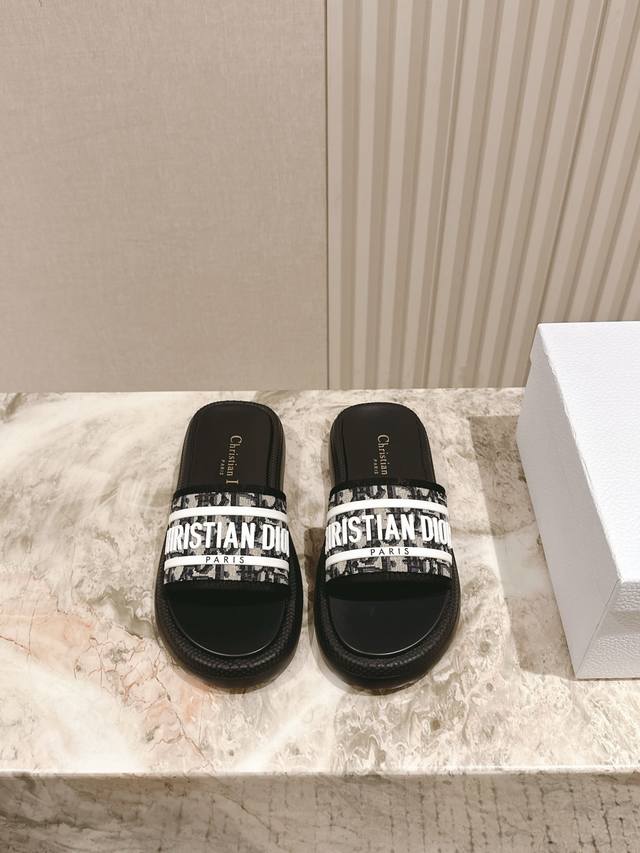225 Dior 万针刺绣拖鞋 夏日沙滩度假必备单品，极简风格轻便舒适 原版开模抽真空发泡底，超贴合脚感 Christian Dior刺绣布面款 钢印皮面款 码