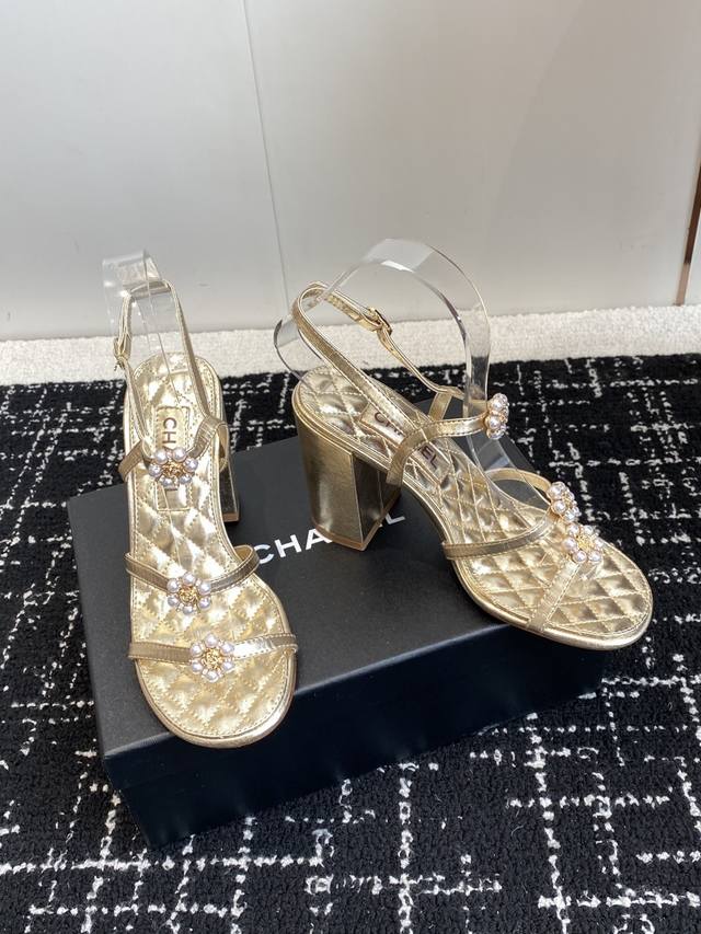 代购级凉鞋360 凉靴 Chanel 香奈儿 25Ss 珍珠茶花 粗跟 凉鞋 自留款，真皮底，上脚美到爆，简简单单，夏天必须要有的小凉鞋 对版开发，随便暴走不磨