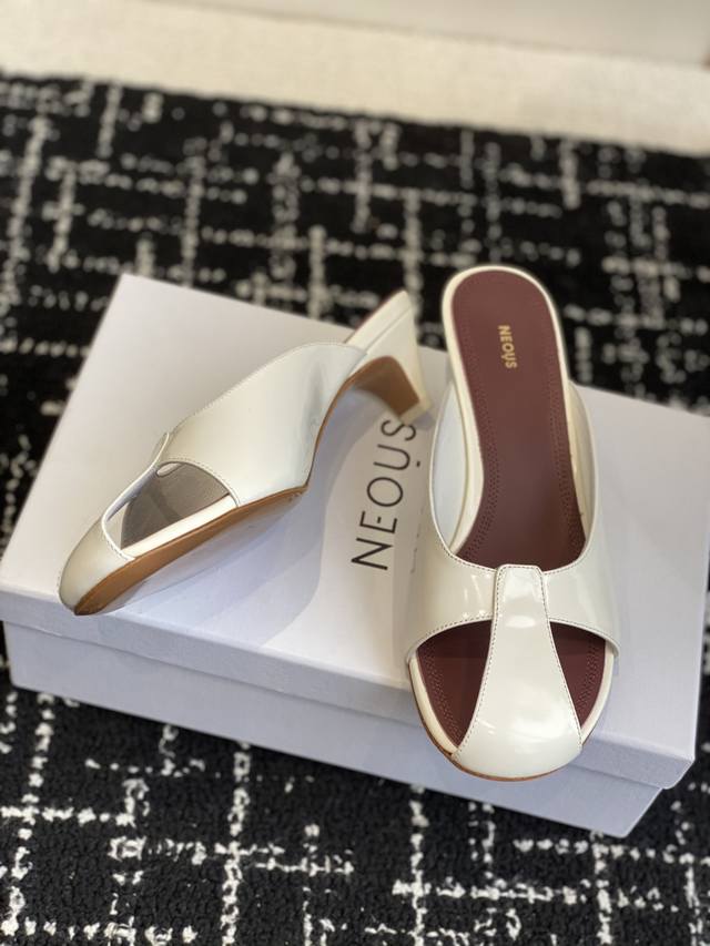 代购级 Neous 25Ss 春夏新款 细跟 穆勒拖鞋 舒适又时髦的鞋子永远不嫌多，来自伦敦的小众鞋履品牌 Neous便能轻松满足女生们的需求。 粗跟，时尚百搭