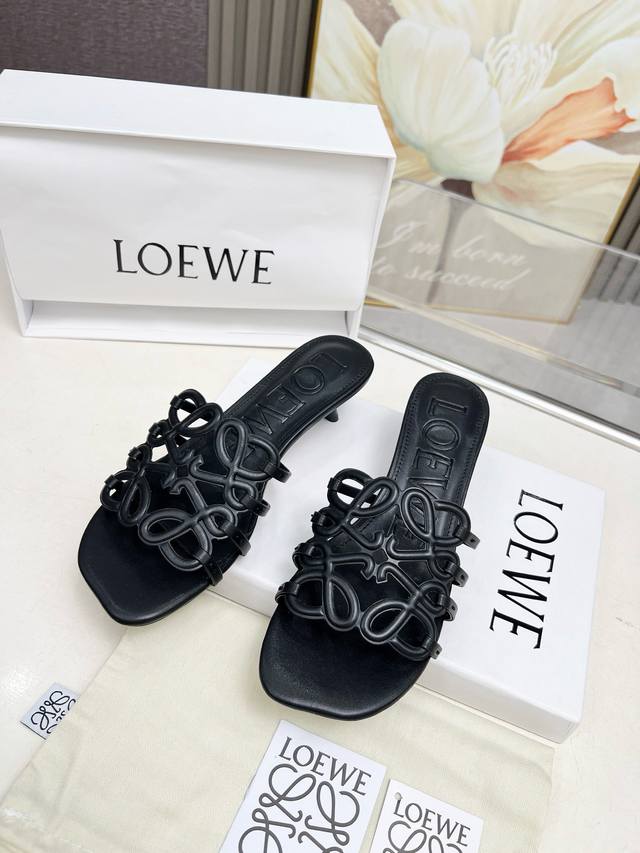 Loewe 罗意威夏日度假系列持续预热中。特推出小猫跟，配上连衣裙去度假太仙了。面料：头层牛皮。跟高4.5厘米。注塑大底。7色热卖中。35-43。像胶底 。真皮