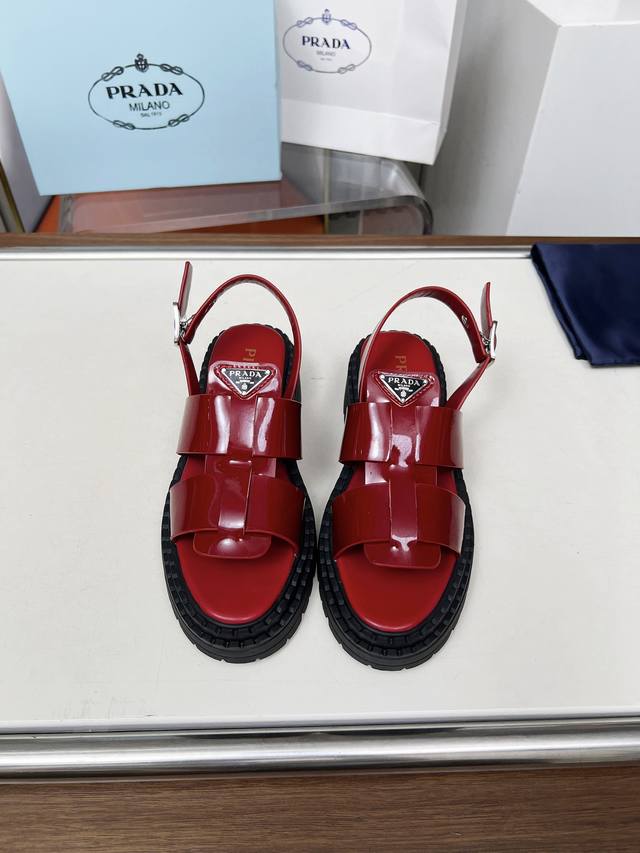 Prada 普拉达 25Ss 春夏新款 凉鞋 简单的设计大概就是它最让人喜欢的点 不是烂大街的那种 很有自己的品牌个性 面料采用小牛皮 内里垫脚混种羊皮 跟高：