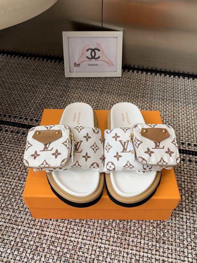 Lv 2025爆款 浮雕Logo 压花 凉拖鞋 Pool Pillow Comfort 平底凉拖取材科技织物 以高频压印技术重绎 Monogram 图案 柔软加