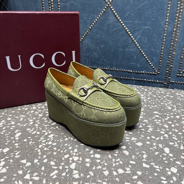 Gucci古*驰最新爆款恨天高系列 坡跟水台-专柜同步发售 原汁原味的欧式风格，上脚非常完美穿搭上配此鞋，优雅大方，晶莹剔透，无论种各配件材质，都是家独1:1定