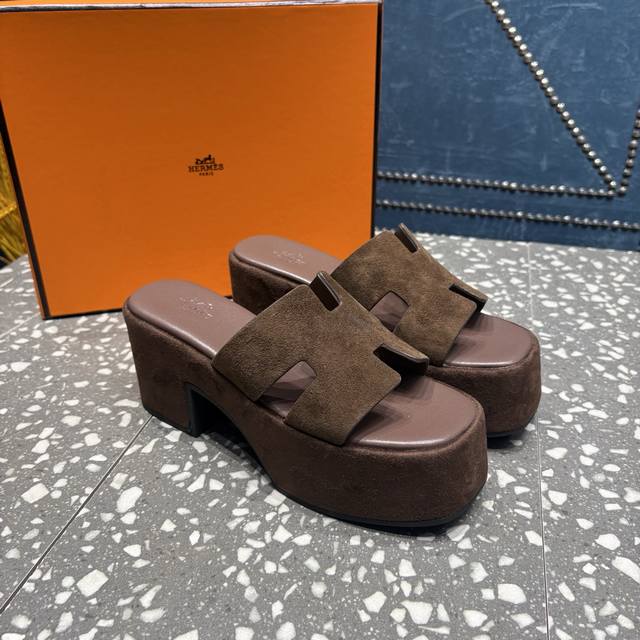 HermèS 爱马仕 经典H厚底拖鞋永恒经典的H造型 极约复古的设计 浓厚的异域风情 ①面料：牛皮 羊京皮 ②内里垫脚：羊皮 ③大底：真皮大底 ④跟高：7Cm
