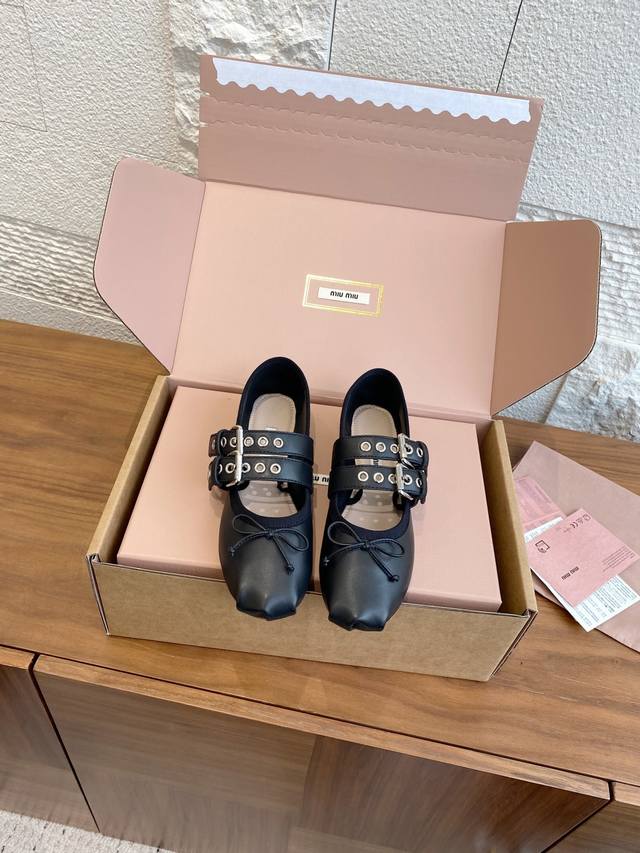 顶级版本: 盒+10 Miumiu 缪缪 25Ss 春夏新款 双带穿扣式 蝴蝶结 芭蕾舞鞋 在这款羊皮芭蕾平底鞋上，柔软的小羊皮革不仅突显出其细腻差异，更展现了