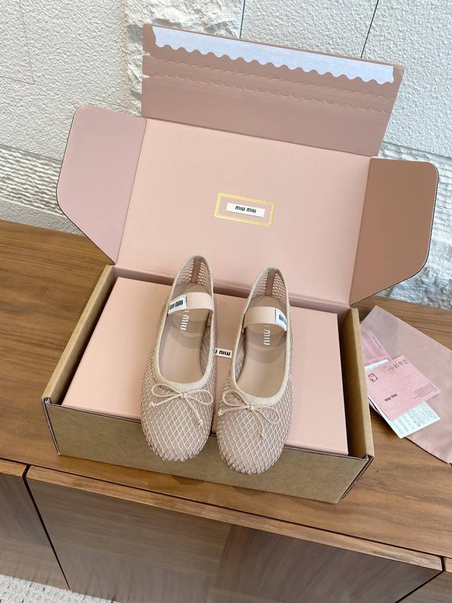 顶级版本: 盒+10 Miumiu 缪缪 25Ss 春夏新款 网面 蝴蝶结 芭蕾舞鞋 Miu Miu这款芭蕾舞鞋采用超软网面材料，焕新演绎Miu Miu系列标志
