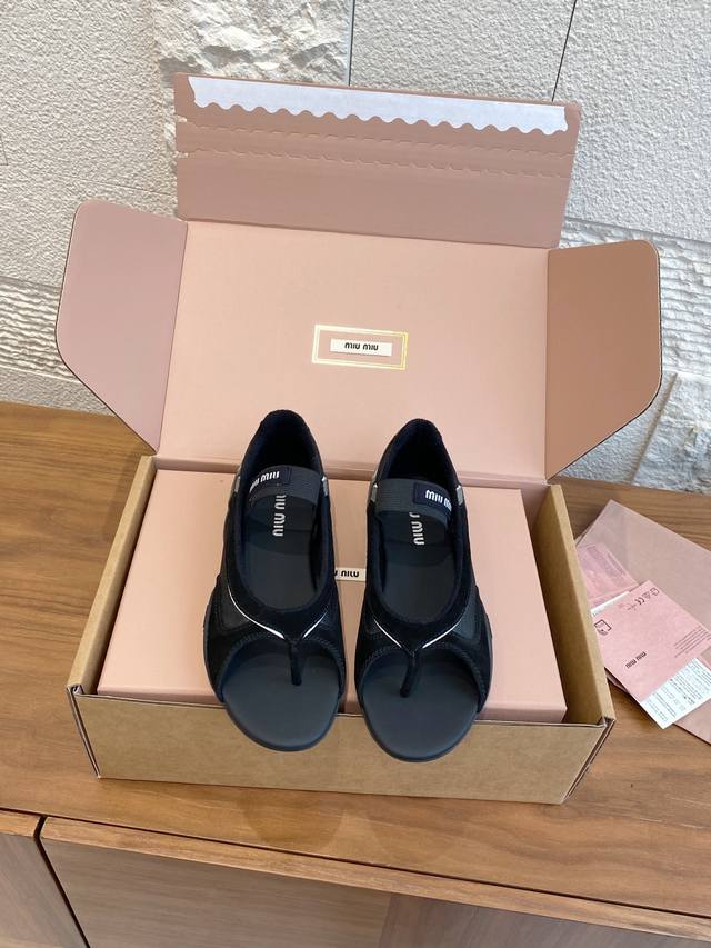 顶级版本: 莞货 Miu Miu 缪缪 25Ss 春夏新款 夹趾 露趾 芭蕾舞鞋 凉鞋 这款芭蕾平底鞋选用科技面料和绒面皮革匠心打造，结构超轻盈，将休闲元素和运