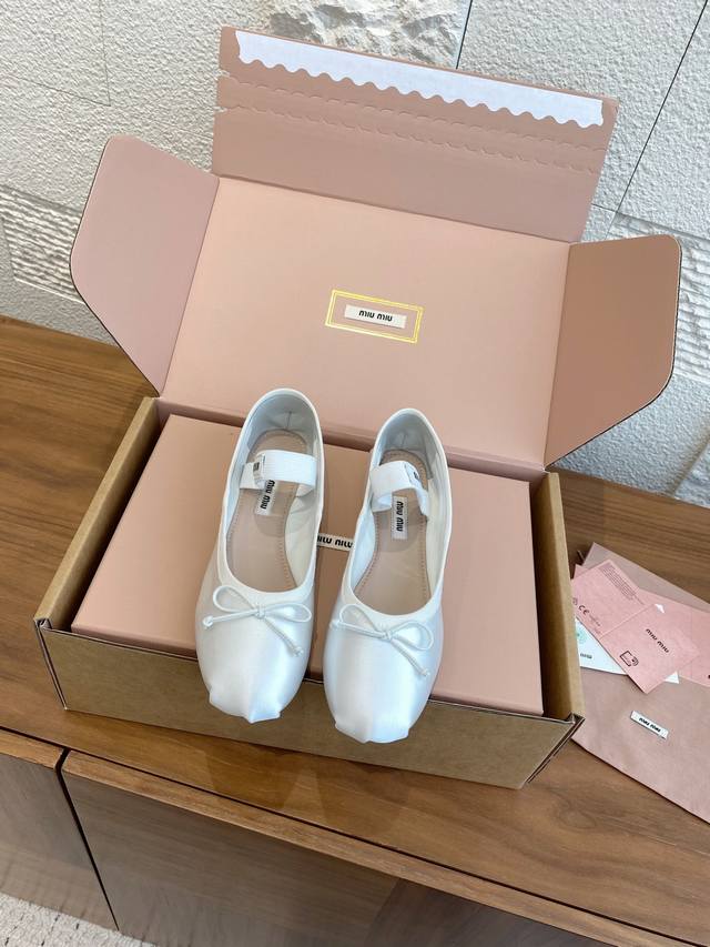 顶级版本:绸缎: 盒+10 皮面:420，绒面:430 Miumiu 缪缪 25Ss 春夏新款 蝴蝶结 芭蕾舞鞋 这款缎面芭蕾平底鞋亮相 秋冬时装秀，焕新演绎M