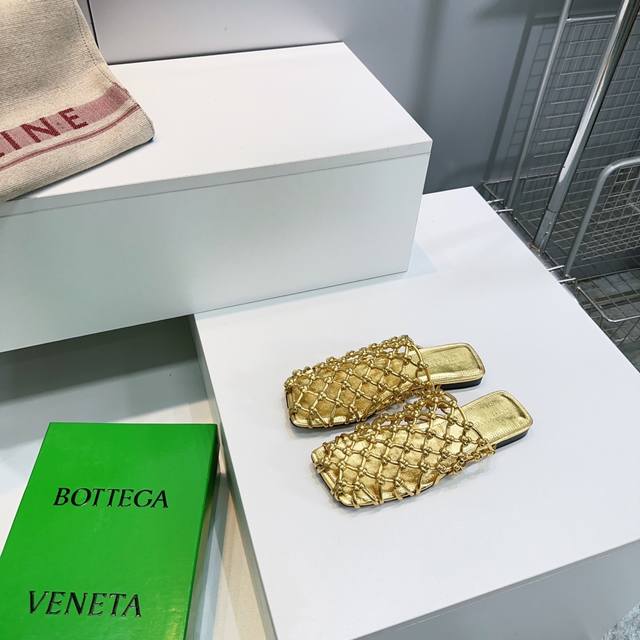 高品质出厂 ！顶级品质 Bottega Veneta葆蝶家 25春夏Bv Riva Mule 女士平底 手工编织穆勒平底拖鞋系列 纯手工编织 耗时60天开发 这