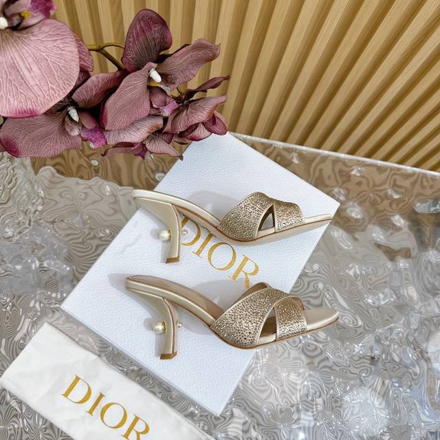 Dior 春夏新品珍珠后跟交叉带凉拖鞋 这款完全长在女生喜欢的点上 后带高跟鞋 水钻 延续D家永恒经典！这款鞋低调不失华丽 性感又不显张扬 鞋型是大家都爱的秀气