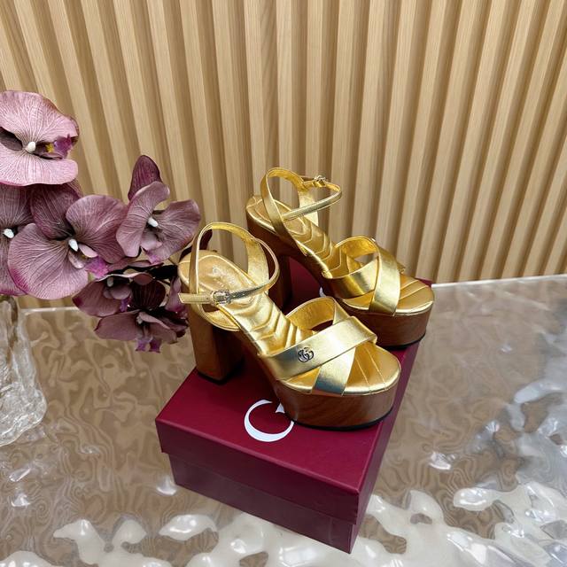 2025开春 美得挪不开眼 2025专柜同步春夏新款Gucci 25S春夏新品木底水台厚底 凉鞋高跟 G家在体现高级感这块 总让人大写的服气 看起来蛮简单的款式