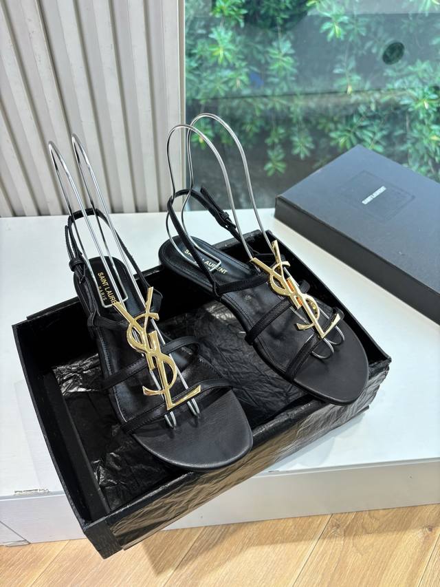 G988所见即所得Saint Lauren*Ysl圣罗兰经典大Logo平底凉鞋！这款凉鞋绝对是我鞋柜里的颜值担当。 醒目的Ysl大Logo金属饰扣 精致又闪耀