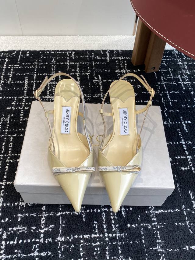 代购级 Jimmy Choo 25Ss 春夏 系列Jc新款 蝴蝶结 高跟凉鞋 模糊鞋履与珠宝配饰之间的界线 鲜明 Jimmy Choo 风格设计。 精美上优美悬