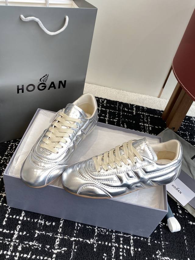 代购级女400 男 Hogan 25春夏新品情侣款 阿甘鞋、德训鞋、复古休闲运动鞋 小红书好物分享；实在是太美太好穿太舒服太百搭啦 鞋子很轻便，逛街暴走户外运动