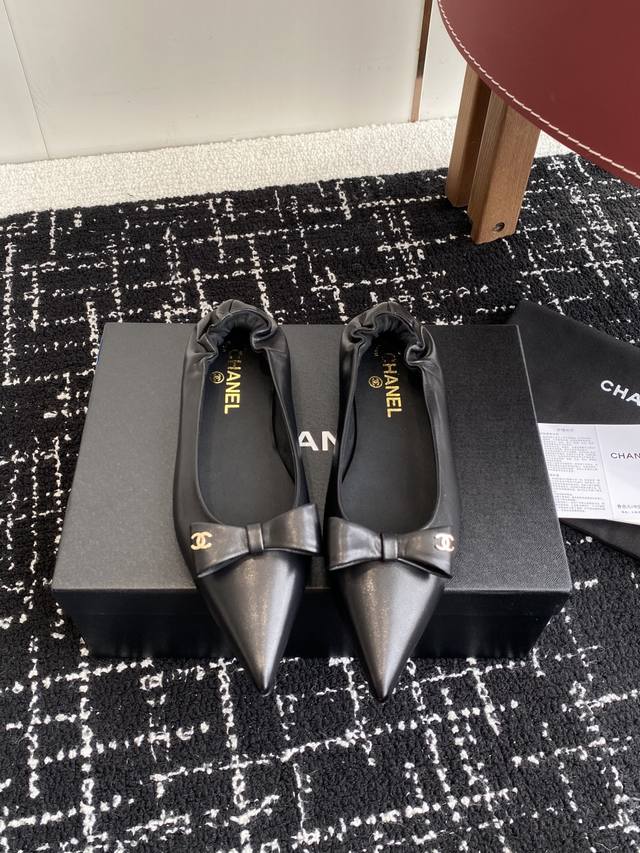 代购级 小香Chanel25Ss 早春新品太香了 蝴蝶结 尖头单鞋 这双我称之为“氛围感之神”，O柔颯利落的小尖头自带高级，版型超正且巨修饰脚型，时尚又气质彰显