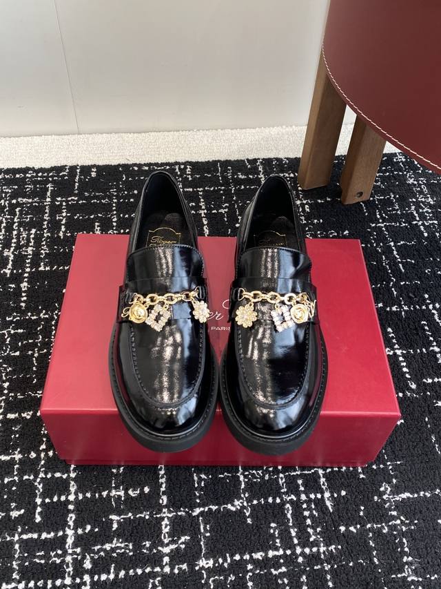 代购级 Roger Vivier 25Ss春夏 Rv新款厚底乐福鞋都到现货了～带衬垫厚底踝靴帅气有型 锯齿形鞋底拥有强大的抓地力，确保步履稳健。 原装开边珠牛皮