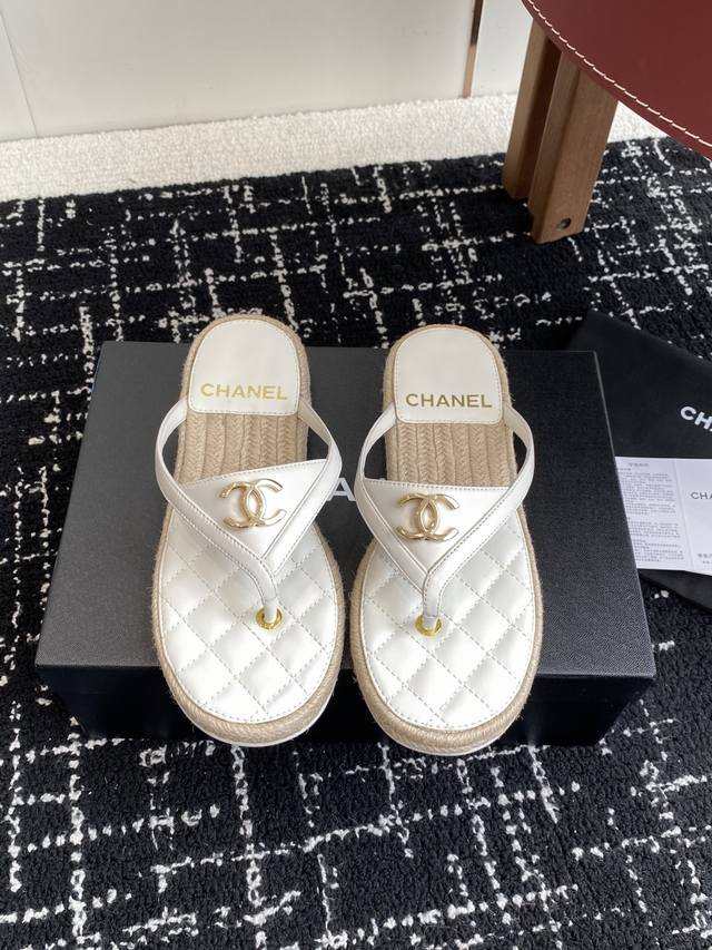 代购级 Chanel 香奈儿 25Ss 夏季新款 编织 夹脚人字拖 海滩必备款 Chanel2025香奈儿最新爆款 夏季夹脚拖鞋、百搭显脚瘦气质款，颜值爆棚的一