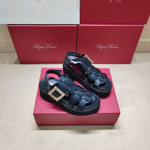 226专柜新款Viv Run系列方钻厚底罗马凉鞋顶级上新 ★★★★★ 认准代购级别顶货！台资工厂P出品！气质高级的一款厚底罗马凉鞋，不仅轻便舒适而且运动跑步都可