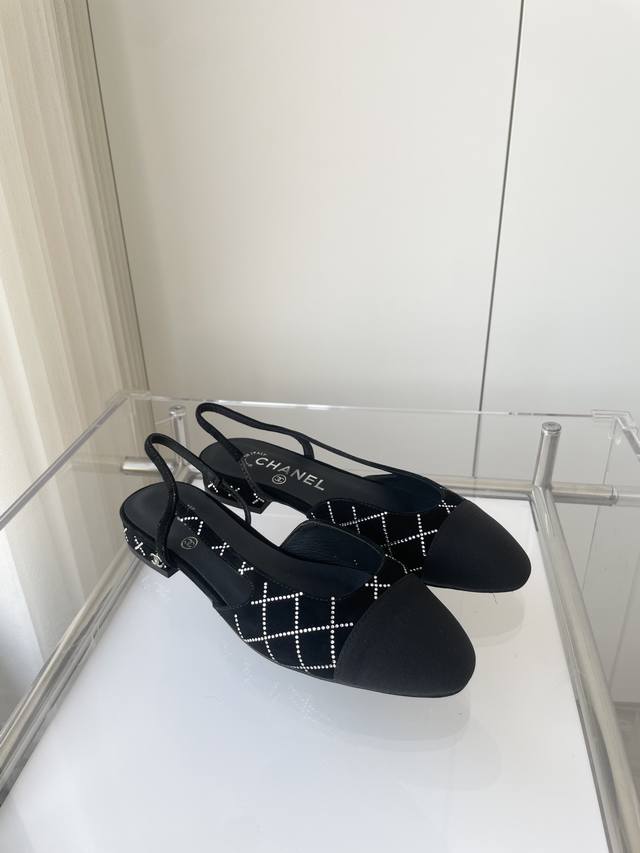 小香 夏季新品 ～～～小香新款凉鞋！同原版1：1复制！非市场普通版本。 面料：麂皮 内里：羊皮 跟高：1.5Cm 大底：意大利皮底 码数：35-39 34 40