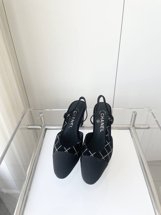 小香 夏季新品 ～～～小香新款凉鞋！同原版1：1复制！非市场普通版本。 面料：麂皮 内里：羊皮 跟高：9Cm 大底：意大利皮底 码数：35-39 40 41 4