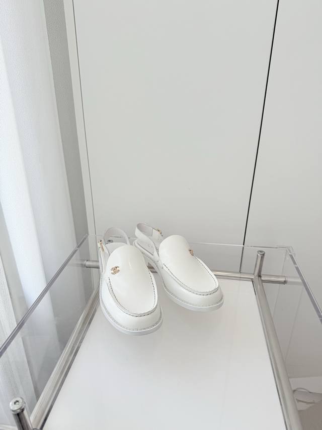 小香2025新品乐福拖鞋 ～～～市场最高版～～～同原版1：1复制！非市场普通版本。 面料： 内里：牛皮 大底：意大利皮底 跟高：2Cm 码数：35-39 40、