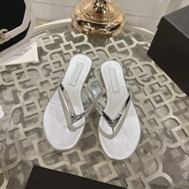 Chanel小香2025C春夏新升级人字夹脚拖 简约高级大方～满满小香风～上脚非常轻盈～柔软舒适不生硬～完全不磨脚～脚感超级好～夏天日常出行～居家度假～轻松Ho