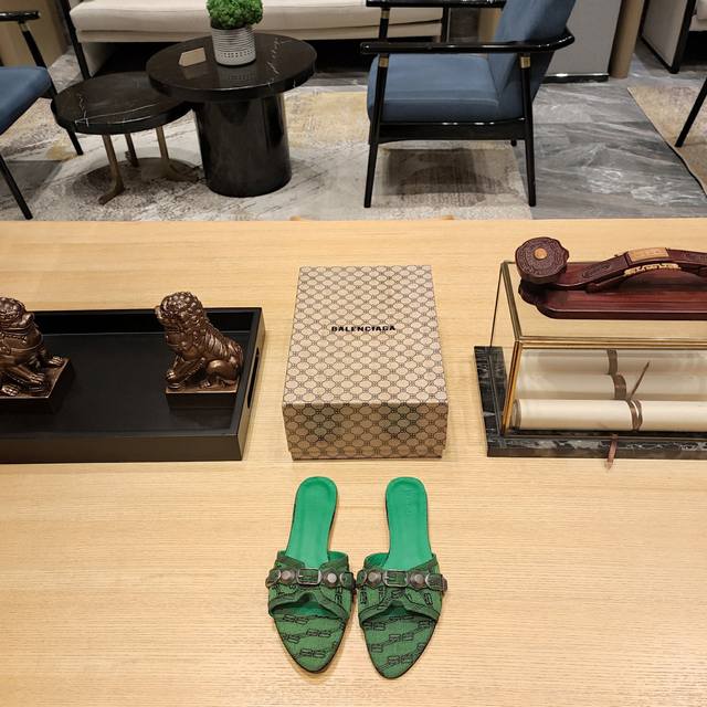 Balenciaga2025 2025官方最新印花B纹磁铁折叠盒包装 巴黎世家今年主打的Lecagole系列拖鞋,穿上巴黎世家最帅机车风系列，成为街上最美的那个