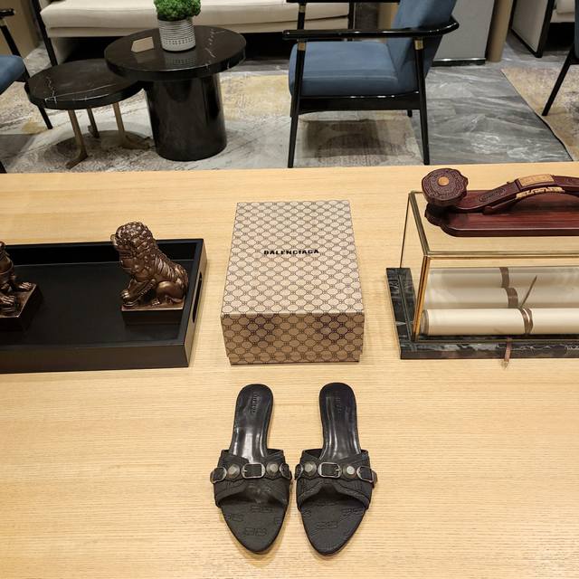 Balenciaga2025 2025官方最新印花B纹磁铁折叠盒包装 巴黎世家今年主打的Lecagole系列拖鞋,穿上巴黎世家最帅机车风系列，成为街上最美的那个