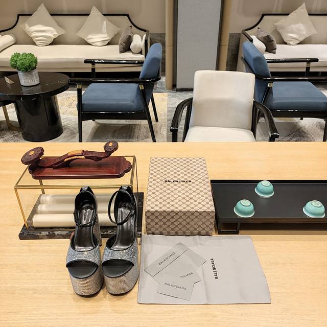 Balenciaga2025 2025官方最新印花B纹磁铁折叠盒包装 巴黎世家23Ss夏季防水台外增高凉鞋系列 顶级版本，独家首发。 Balenciaga新款“