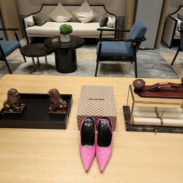 Balenciaga2025 2025官方复古“布纹Bb印字”升降盒配套 顶级版本，独家首发。 Balenciaga官方烫钻鞋系列：尖头细跟方尾穆勒拖鞋、高跟凉